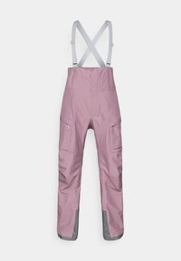 Ružové nepremokavé nohavice na traky s nastaviteľnými sivými trakovými popruhmi, nákladnými vreckami a sivými akcentmi na manžetách. Hladký, odolný povrch látky.