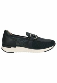 Zapato sin cordones de cuero y malla en color azul marino, con punta redonda, detalle de hebilla metálica y suela blanca con relieve para mayor tracción.