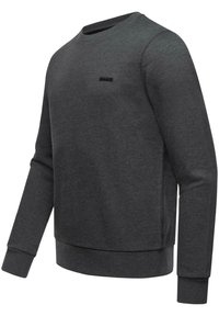 Felpa grigia scura con scollo rotondo, maniche lunghe, polsini a coste e un piccolo logo nero sul petto. Design per l'abbigliamento da casa, texture liscia.