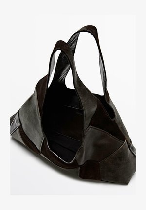 Leren shopper in donkerbruin met patchwork-ontwerp, voorzien van twee handvatten en een open bovenkant, met een gladde en gestructureerde oppervlakte.