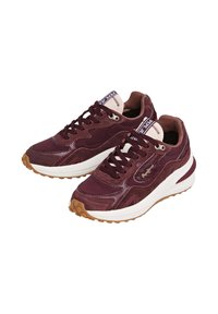 Un paio di sneaker borgogna con intersuola bianca, suole esterne in gomma, pannelli in suede e mesh, lacci e etichette con marchio sulla linguetta.