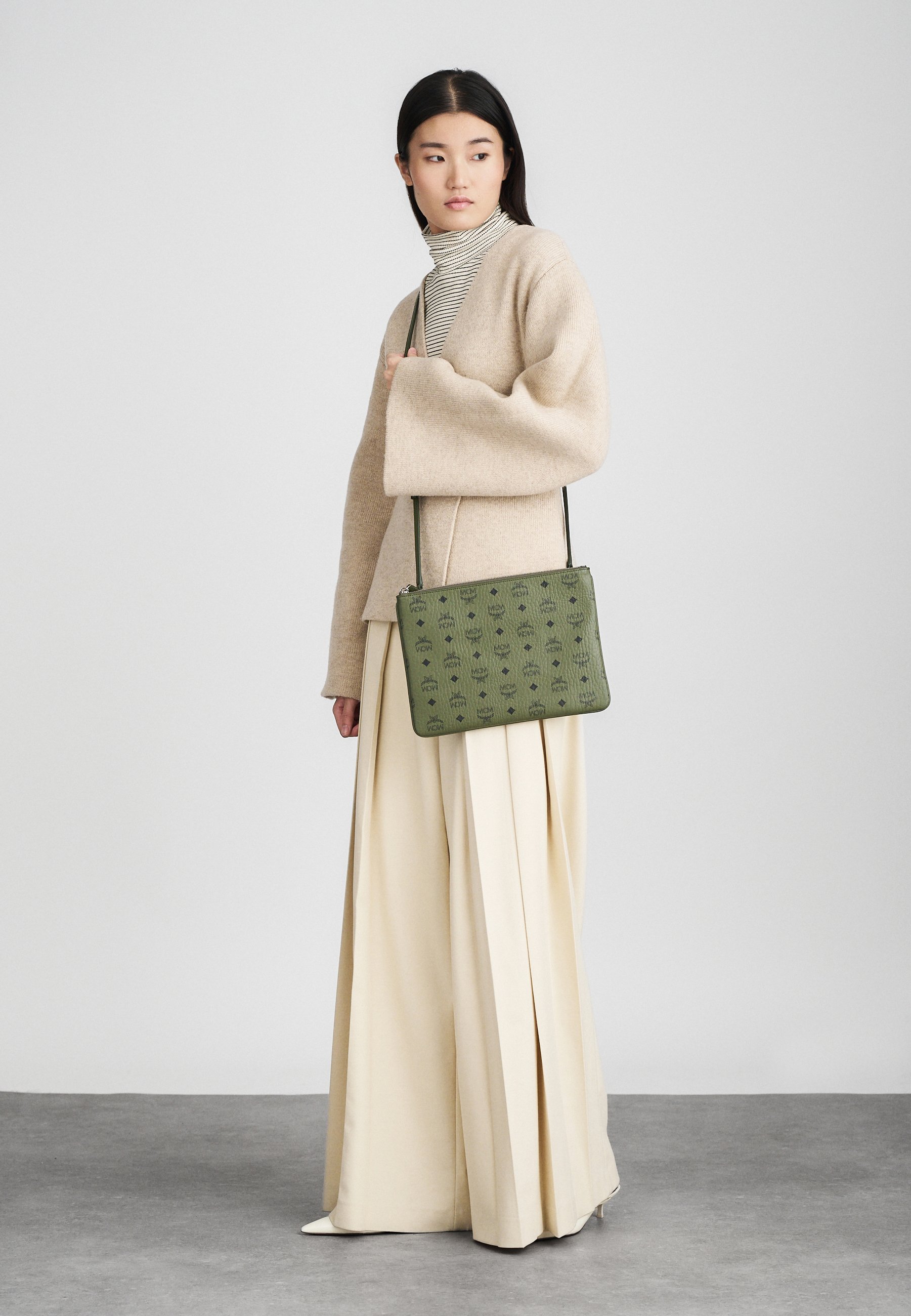 MCM エムシーエム ウエストバッグ オリーブ グリーン MCM AREN FLAT POUCH - Cross body bag - khaki moss/khaki - Zalando
