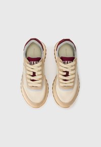 Un paio di sneaker casual beige e bordeaux con lacci crema, dettagli in suede e suole con marchio su sfondo bianco.