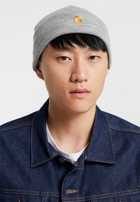Carhartt WIP CHASE BEANIE UNISEX - Gorro - grey heather/gold