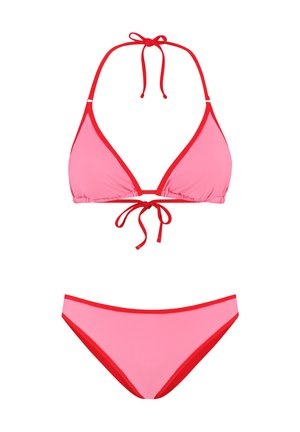 Roosa bikiiniseade punaste aktsentidega, sisaldab halter-stiilis ülemist osa kolmnurksete tassidega ja sidemetega ning sobivaid madalaid bikiinipükse.