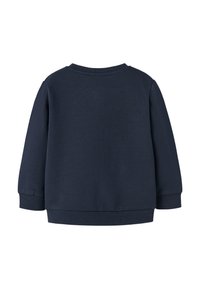 Sudadera azul marino confeccionada con una suave mezcla de algodón, con puños y dobladillo acanalados, cuello redondo clásico y mangas largas. Vista trasera mostrada.