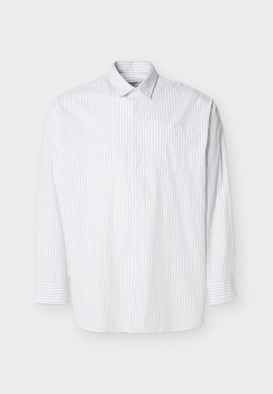 Chemise blanche à manches longues avec boutons, rayures verticales fines beiges et poche poitrine, présentée à plat sur un fond clair.