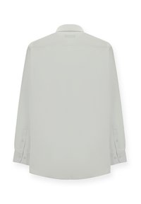 Biała koszula z długim rękawem, gładki materiał, klasyczny kołnierzyk, mankiety zapinane na guziki oraz prosto cięty dół, bez widocznych wzorów czy logo.