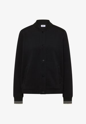 Sort bomberjakke med trykknapper, ribbet krave og manchetter med hvide stribedetaljer og sidelommer.