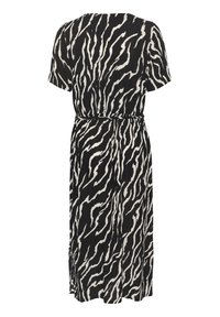 Robe à imprimé animal noir et blanc avec manches courtes, taille cintrée et jupe fluide, en tissu doux et léger.