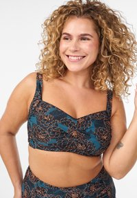 Azúrovomodrý kvetinový vrchný diel bikín s tmavo oranžovými detailmi a širokými ramienkami, s nariaseným dizajnom vpredu. Hladká textúra látky.