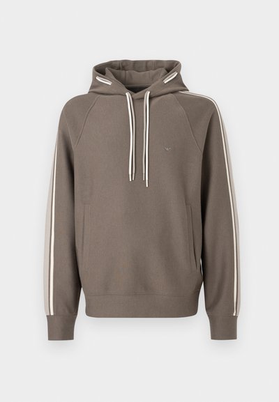 Καφέ φούτερ με κουκούλα από μαλακό ύφασμα, με λευκές πλευρικές ρίγες, ρυθμιζόμενο κορδόνι, τσέπη καγκουρό και μικρό λογότυπο στο στήθος.