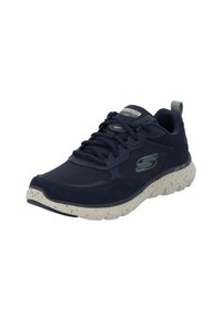 Scarpa sportiva navy con materiali in rete e suede, punta rotonda, design con lacci e una suola intermedia crema maculata. Presenta un logo sul lato.