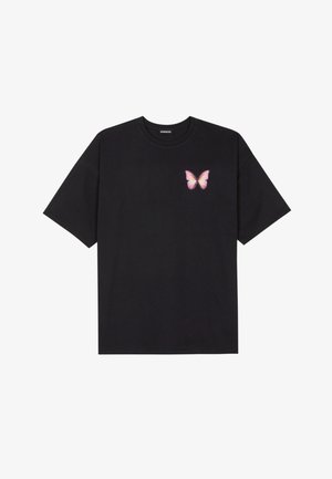 Svart bomulls T-skjorte med korte ermer, med en liten rosa sommerfugl grafikk på venstre bryst. Crew-neck design med en avslappet passform.