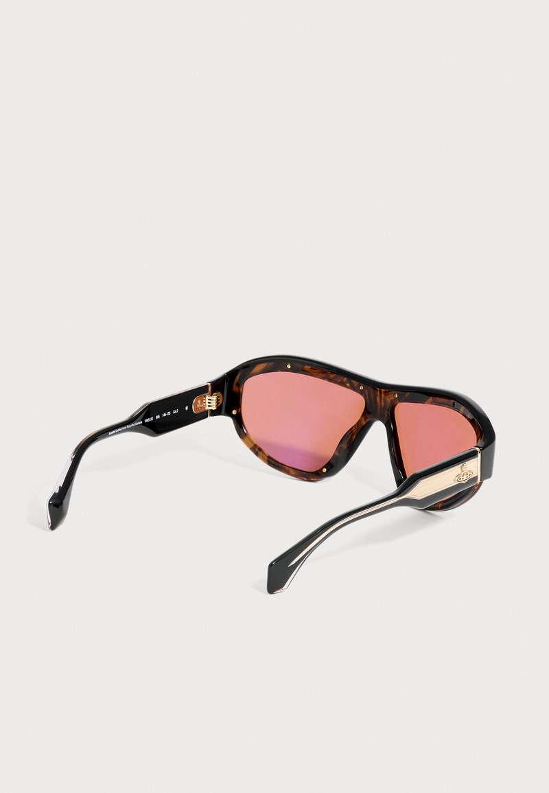 Occhiali da sole con montatura tartarugata, lenti rosa tinte e dettagli dorati sulle aste, mostrati da una leggera angolazione posteriore.