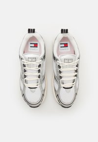 Tommy Jeans ARCHIVE RETRO - Sneakers basse - ecru