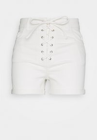 Shorts de mezclilla blanca de cintura alta, con un frente con cordones y ojales plateados, puños enrollados y dos bolsillos laterales.