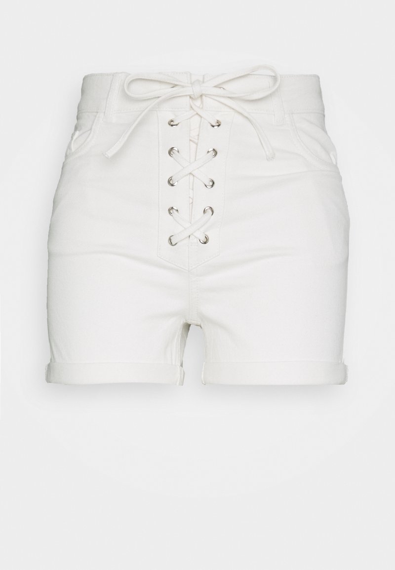 Shorts de mezclilla blanca de cintura alta, con un frente con cordones y ojales plateados, puños enrollados y dos bolsillos laterales.