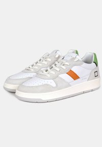 Sneakers con una toma superiore in pelle bianca con accenti in suede grigio, striscia laterale arancione, linguetta del tallone verde e design del punte perforato.
