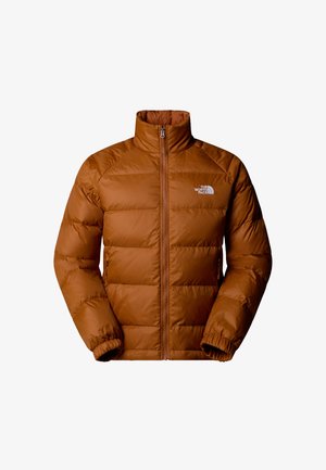 Chaqueta acolchada marrón con cuello alto, costuras horizontales, cierre con cremallera y puños elásticos. Presenta un logotipo en el lado izquierdo del pecho.