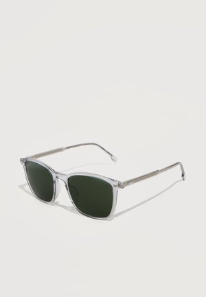 Occhiali da sole con montatura trasparente, lenti rettangolari scure e sottili aste d'argento, con il marchio "BOSS" sulle stanghette.