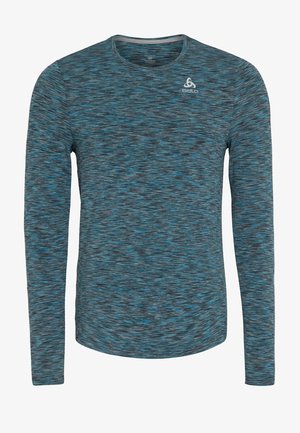 Męska sportowa koszulka z długim rękawem i okrągłym dekoltem, w niebiesko-szary wzór space-dye, z małym białym logo na lewej piersi.