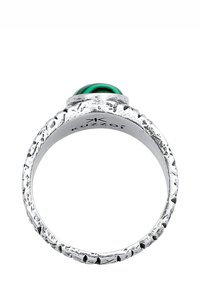 Anello d'argento con fascia testurizzata e una pietra con striature verdi e nere, caratterizzato da una forma liscia e arrotondata e dalla chiara marcatura del marchio all'interno.