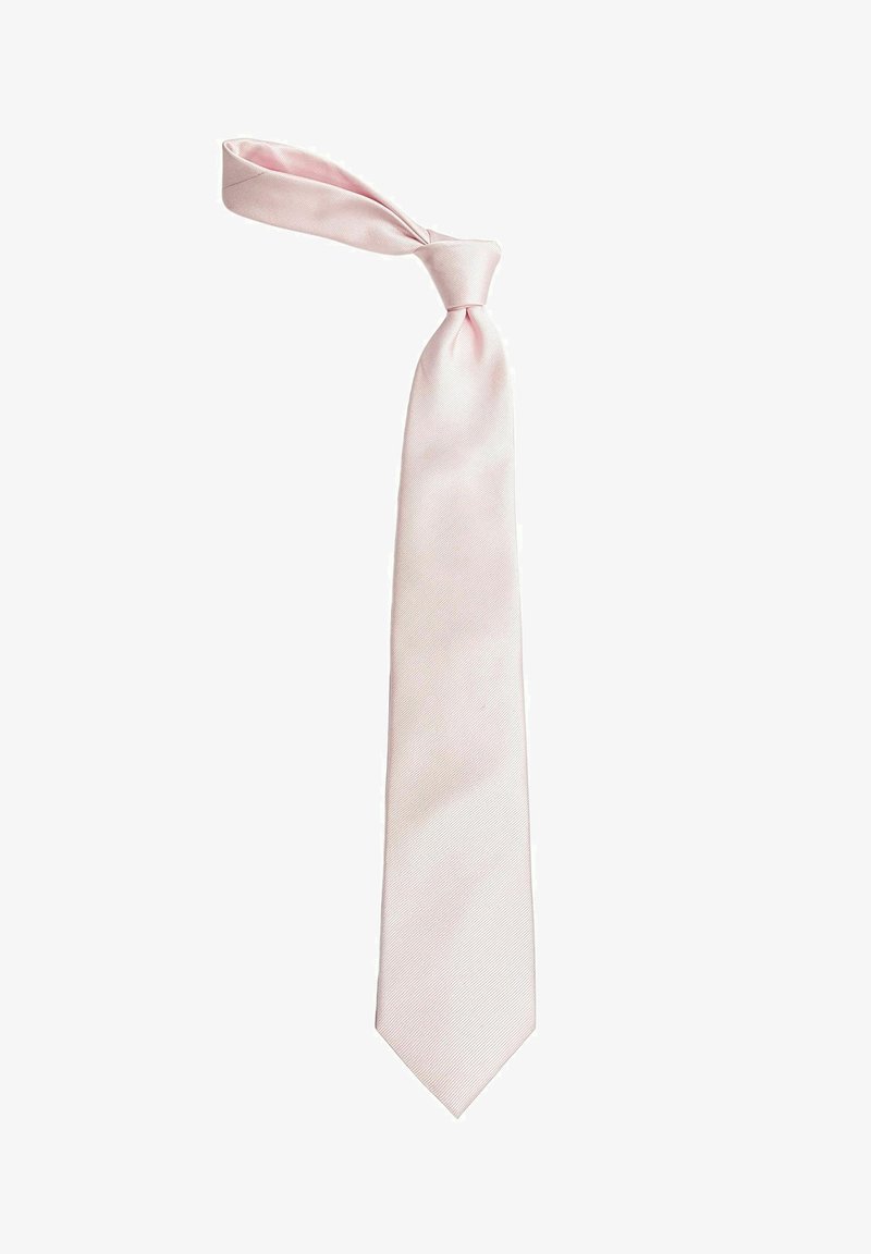 Vaaleanpunainen silkkinen solmio klassisella solmulla, sileällä pinnalla ja kevyellä kiillolla valkoisella taustalla.