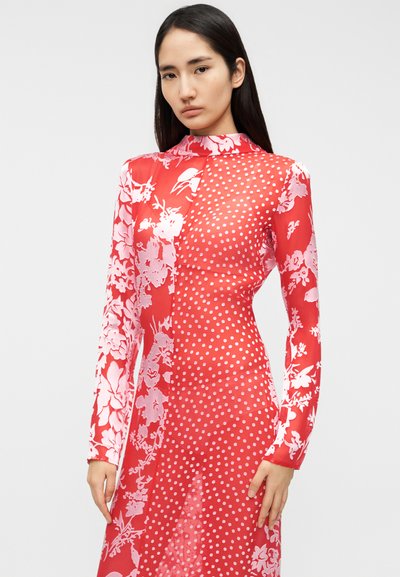 Κόκκινο μακρυμάνικο φόρεμα με μείγμα λουλουδάτων και πουα σχεδίων, με ψηλό γιακά και διαφανή υφή για επιπλέον λεπτομέρεια.