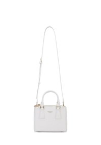 Borsa in ecopelle bianca con manici corti, tracolla rimovibile e dettagli in metallo dorato. Presenta una forma rettangolare strutturata.