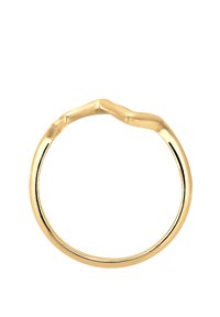 Guldring med en bølget design og en glat, poleret overflade. Båndet har en smal profil med subtil struktur og ingen udsmykninger.