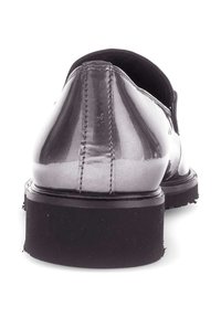 Heren schoenen met een glanzende zilveren afwerking, een ronde hak en een zwarte zool. Bevat zichtbare stiksels en een strak ontwerp.