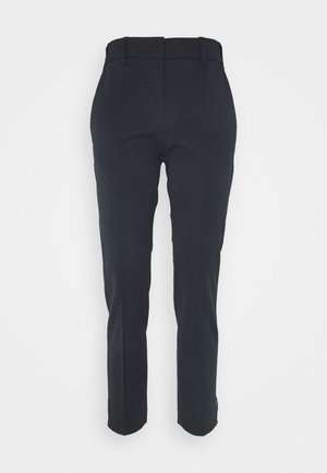 Schwarze Slim-Fit-Hose mit Gürtelschlaufen und sauberer Front, von hinten vor neutralem Hintergrund gezeigt.