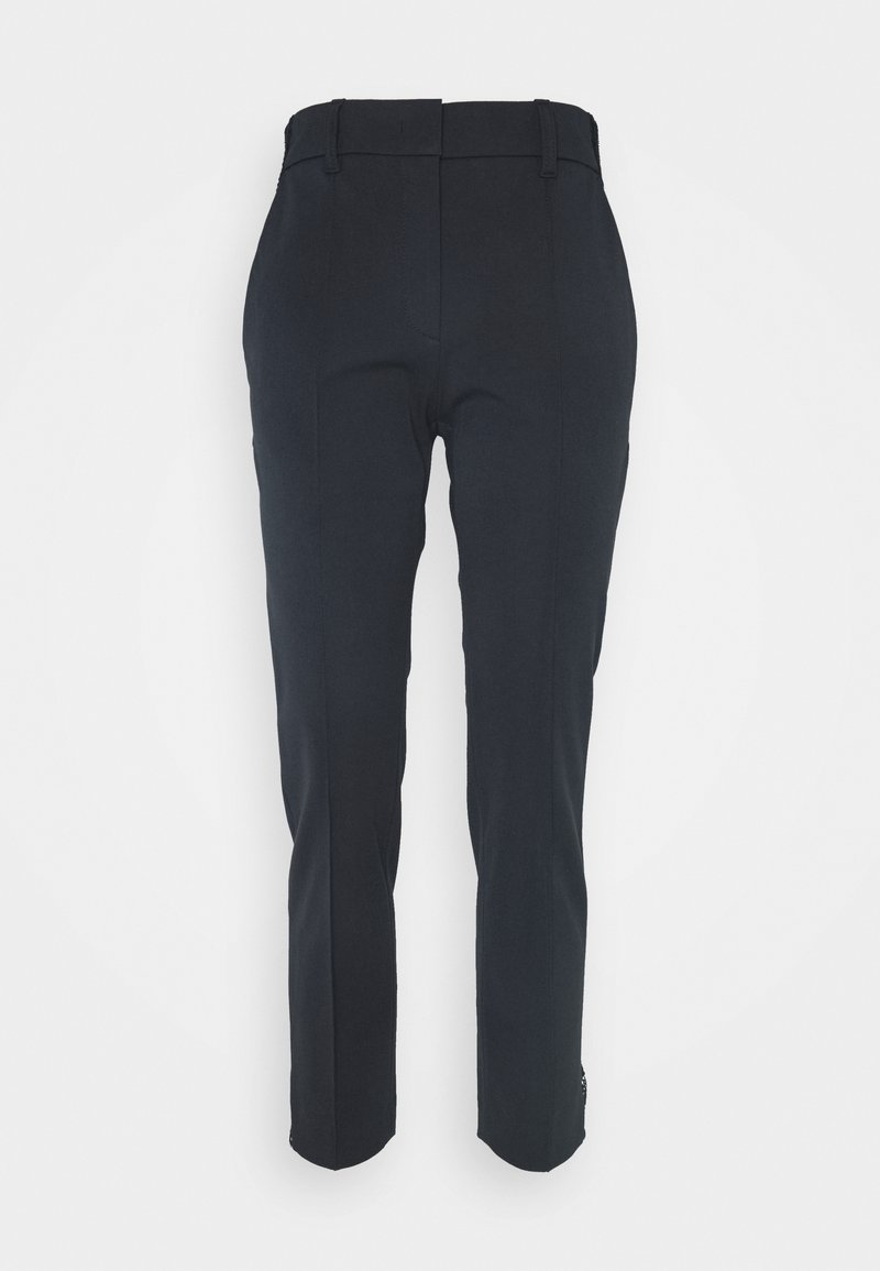 Pantalon noir slim fit avec passants de ceinture et un devant épuré, montré de dos sur un fond uni.
