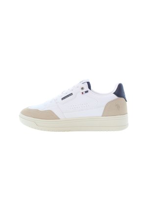 Hvide sneakers med beige ruskind detaljer, teksturerede paneler og en marineblå hæl. Har perforeringer, snørebånd og logodetaljer på siden.
