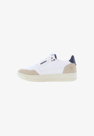 Sneaker bianco con accenti in suede beige, pannelli texturizzati e tallone blu navy. Presenta perforazioni, lacci e dettagli del logo sui lati.