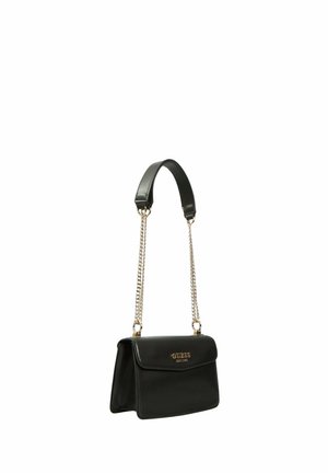 Sac d'épaule noir Guess avec une bandoulière chaîne dorée et un patch en cuir rembourré pour l'épaule, fermeture à rabat, et logo embossé à l'avant.