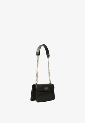 Sac d'épaule noir Guess avec une bandoulière chaîne dorée et un patch en cuir rembourré pour l'épaule, fermeture à rabat, et logo embossé à l'avant.