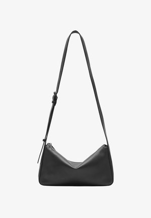 Czarna skórzana torba na ramię o kształcie trójkąta, z regulowanym paskiem i zamknięciem na zamek błyskawiczny. Posiada gładką teksturę i minimalistyczny design.