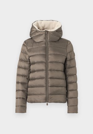 Olijfgroene pufferjack met een afneembare capuchon, horizontaal gestikte ontwerp en crèmekleurige nep-bont voering rondom de kraag. Met rits aan de voorkant.