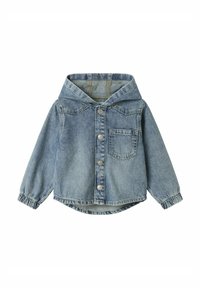 Denim jakna s kapuco, svetlo modre barve, z gumbi spredaj, eno prsno žeper, elastični manšeti in nekoliko daljšim zadnjim robom.