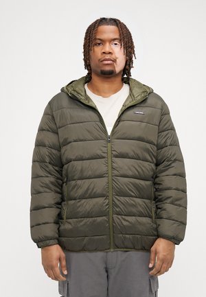 Olive green puffer jacket with a hood, zip closure, and ribbed cuffs. Features horizontal quilted design and a logo patch on the chest.