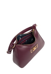 Borsa a mano in pelle bordeaux con una finitura liscia, dotata di una chiusura in metallo dorato e un interno foderato con scomparti.