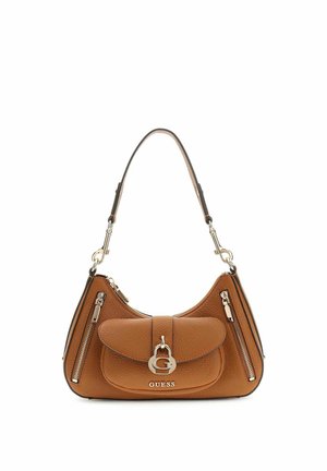 Sac à main Guess en cuir marron avec une bandoulière, une poche frontale à rabat avec une fermeture argentée et deux poches verticales zippées de chaque côté.