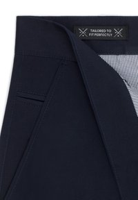 Granatowe spodnie materiałowe o dopasowanym kroju. Posiadają metkę z napisem "DOPASOWANE IDEALNIE" oraz paskowaną podszewkę.