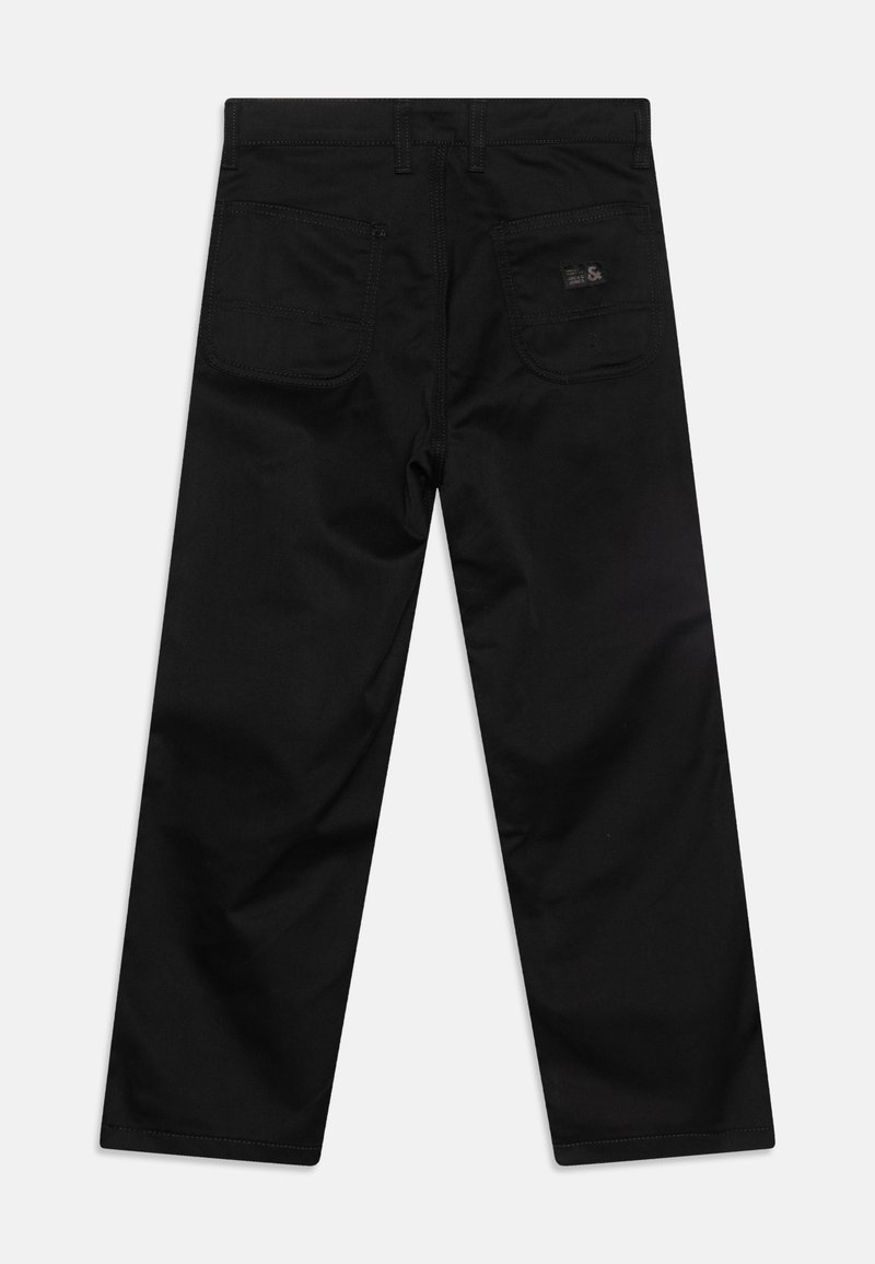 Zwarte katoenen broek met een rechtmodel ontwerp, twee achterzakken en zichtbare stiksels. Er zijn geen voorkiezakken zichtbaar.