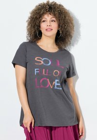 Grijze T-shirt met korte mouwen met de tekst "SOUL FULL OF LOVE" in meerkleurige letters. Zachte stof, losse pasvorm, ronde halslijn.