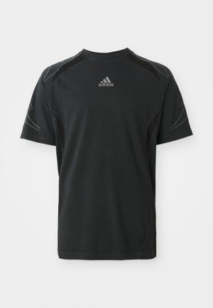 T-shirt Adidas preto, de mangas curtas, com gola redonda. Apresenta detalhes laterais discretos e um pequeno logótipo prateado no peito. Material de algodão.