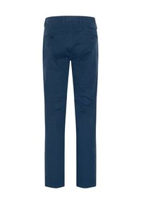 Granatowe bawełniane chinosy o prostym kroju nogawek, z dwoma tylnymi kieszeniami zapinanymi na guziki oraz gładką fakturą. Proste i funkcjonalne.