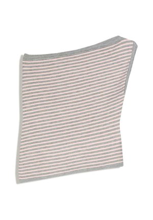 Šedý a růžový pruhovaný pletený nákrčník s asymetrickým tvarem, rozložený na bílém pozadí.